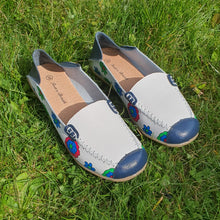 Charger l'image dans la galerie, TROTT N BREIZH chaussures cuir confort mocassin blanc marine fleurie
