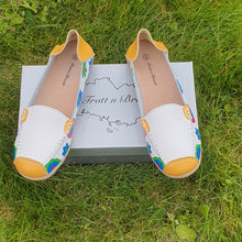 Charger l'image dans la galerie, TROTT N BREIZH chaussures cuir confort blanc jaune fleur
