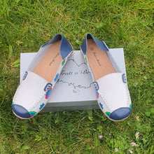 Charger l'image dans la galerie, TROTT N BREIZH chaussures cuir confort mocassin blanc marine fleurie