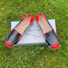 Charger l'image dans la galerie, TROTT N BREIZH chaussures cuir confort mocassin noir rouge fleurie