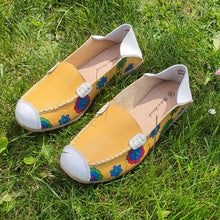 Charger l'image dans la galerie, TROTT N BREIZH chaussures cuir confort mocassin jaune blanc fleurie