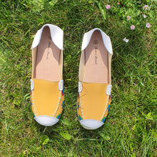 Charger l'image dans la galerie, TROTT N BREIZH chaussures cuir confort mocassin jaune blanc fleurie