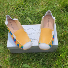 Charger l'image dans la galerie, TROTT N BREIZH chaussures cuir confort mocassin jaune blanc fleurie