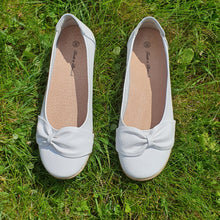 Charger l'image dans la galerie, TROTT N BREIZH chaussures cuir confort ballerine blanc noeud