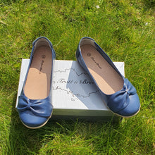 Charger l'image dans la galerie, TROTT N BREIZH chaussures cuir confort ballerine marine noeud