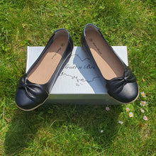Charger l'image dans la galerie, TROTT N BREIZH chaussures cuir confort ballerine noir noeud