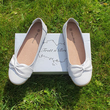 Charger l'image dans la galerie, TROTT N BREIZH chaussures cuir confort ballerine blanc noeud