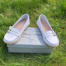 Charger l'image dans la galerie, TROTT N BREIZH chaussures cuir confort mocassin blanc boucle